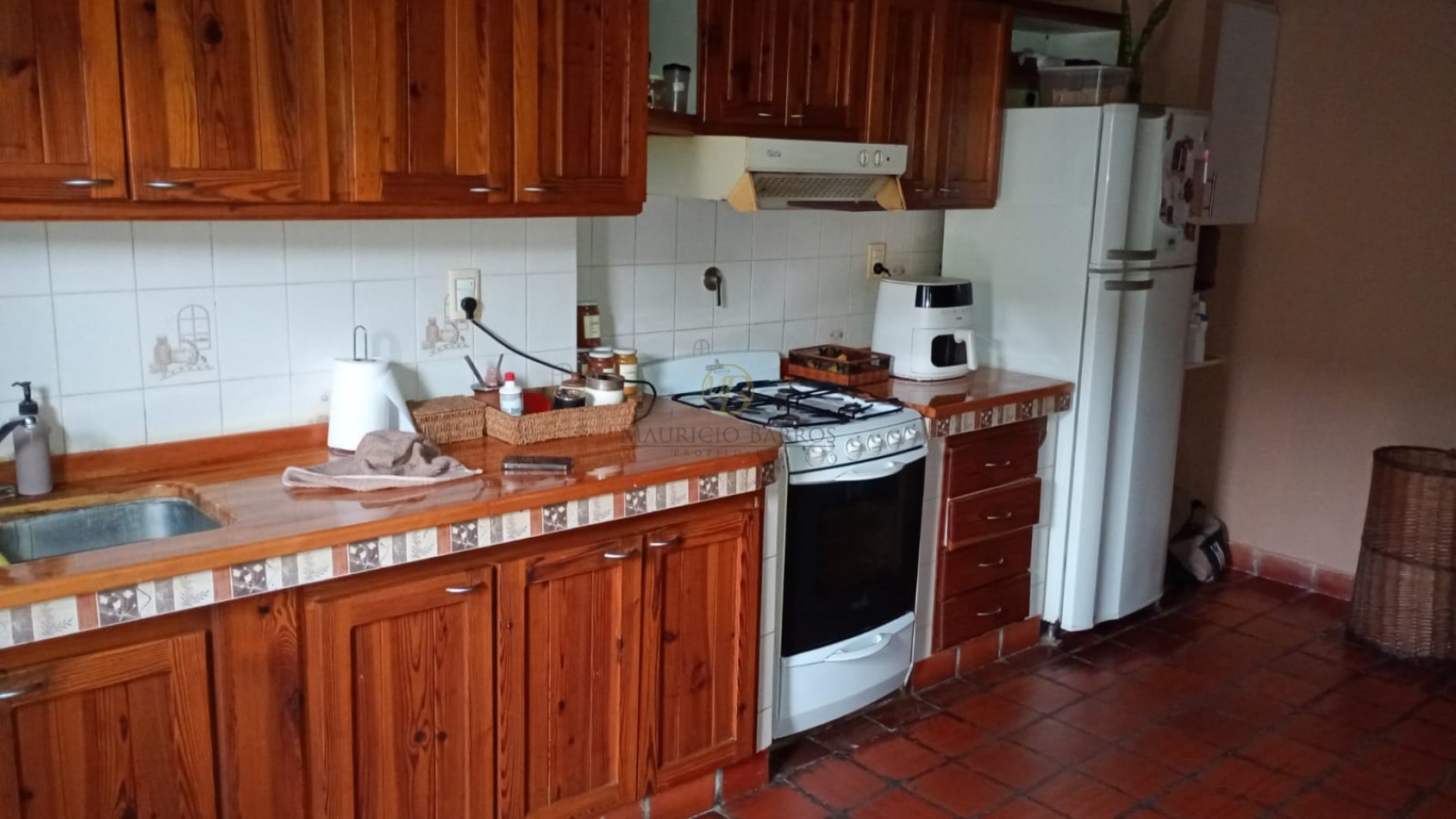 Casa de 2 dormitorios, garaje y quincho.