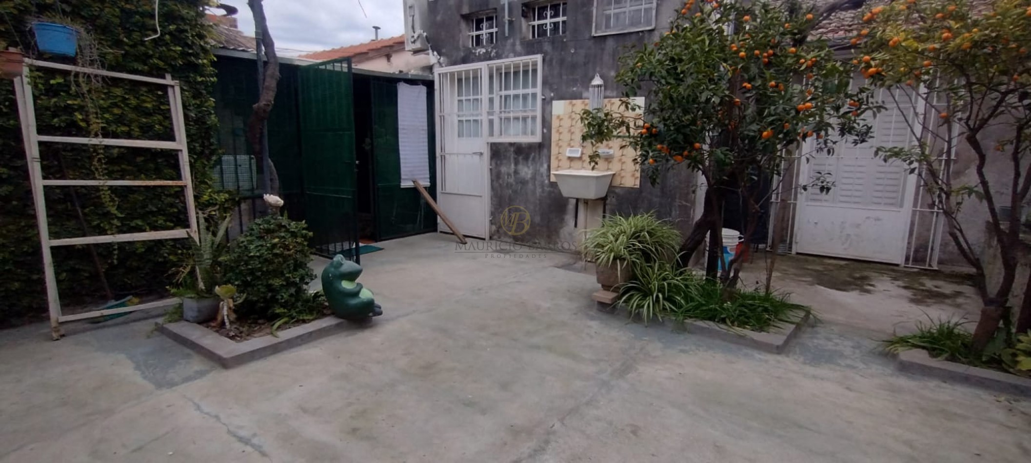 Vivienda familiar con tres dormitorios y patio.
