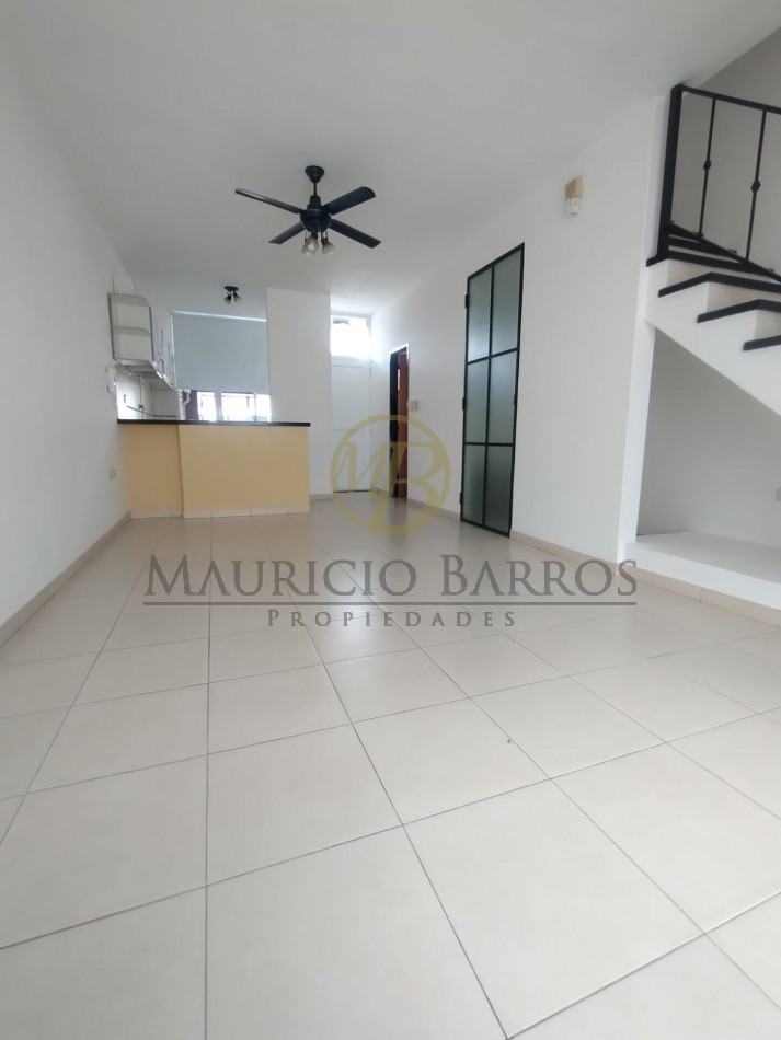 Duplex de dos dormitorios, cochera y patio. Excelente ubicacion y estado.
