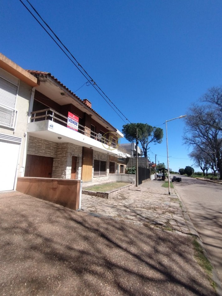 Casa en inmejorable ubicacion, sobre barrancas. A metros de calle Mitre y C. Pellegrini