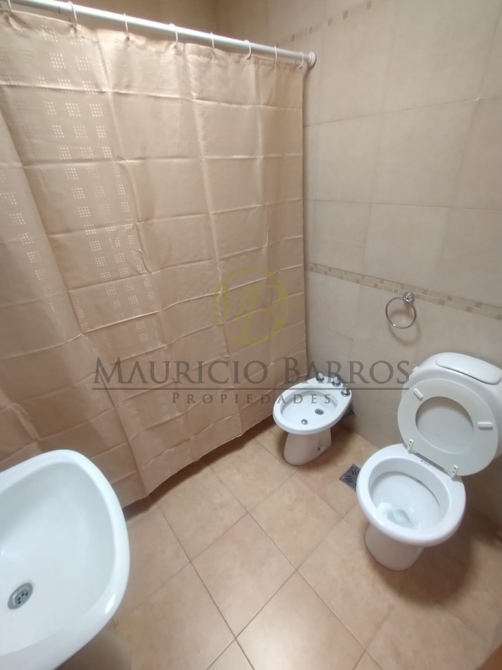 Duplex de dos dormitorios, cochera y patio. Excelente ubicacion y estado.