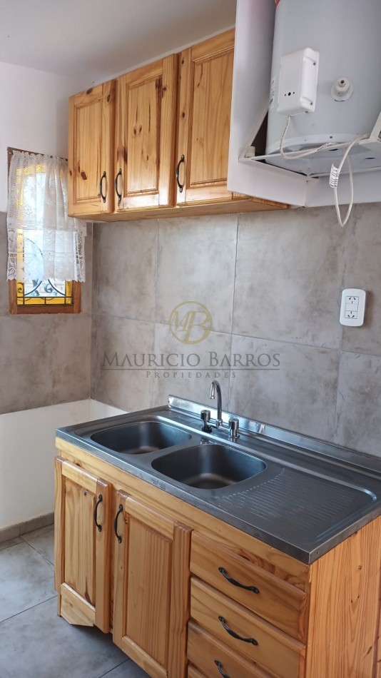 Casa principal, Departamento de 1 dormitorio y Monoambiente. Ubicados sobre terreno de 11 por 35 metros. 