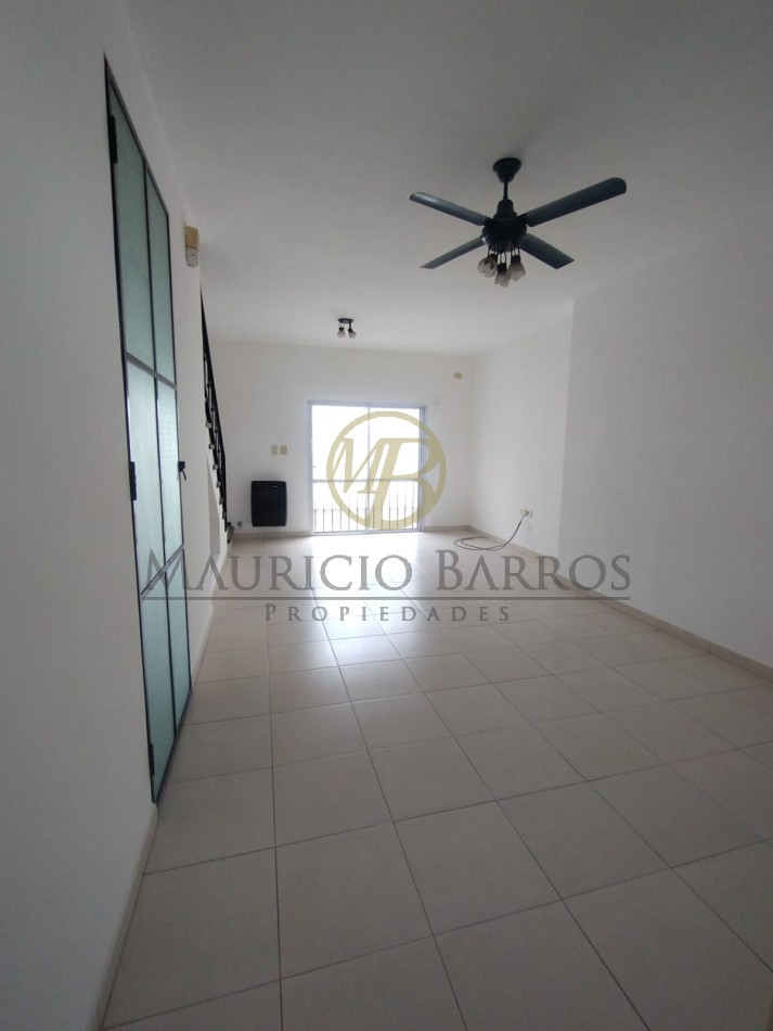Duplex de dos dormitorios, cochera y patio. Excelente ubicacion y estado.