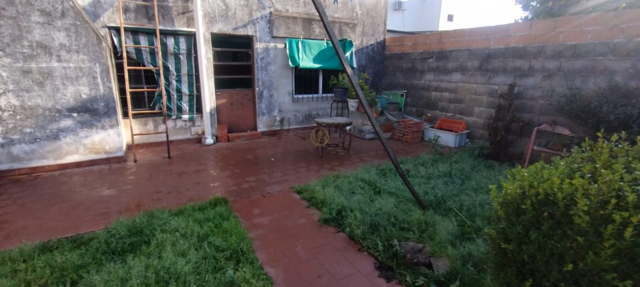 Casa de 3 dormitorios, garaje y patio.