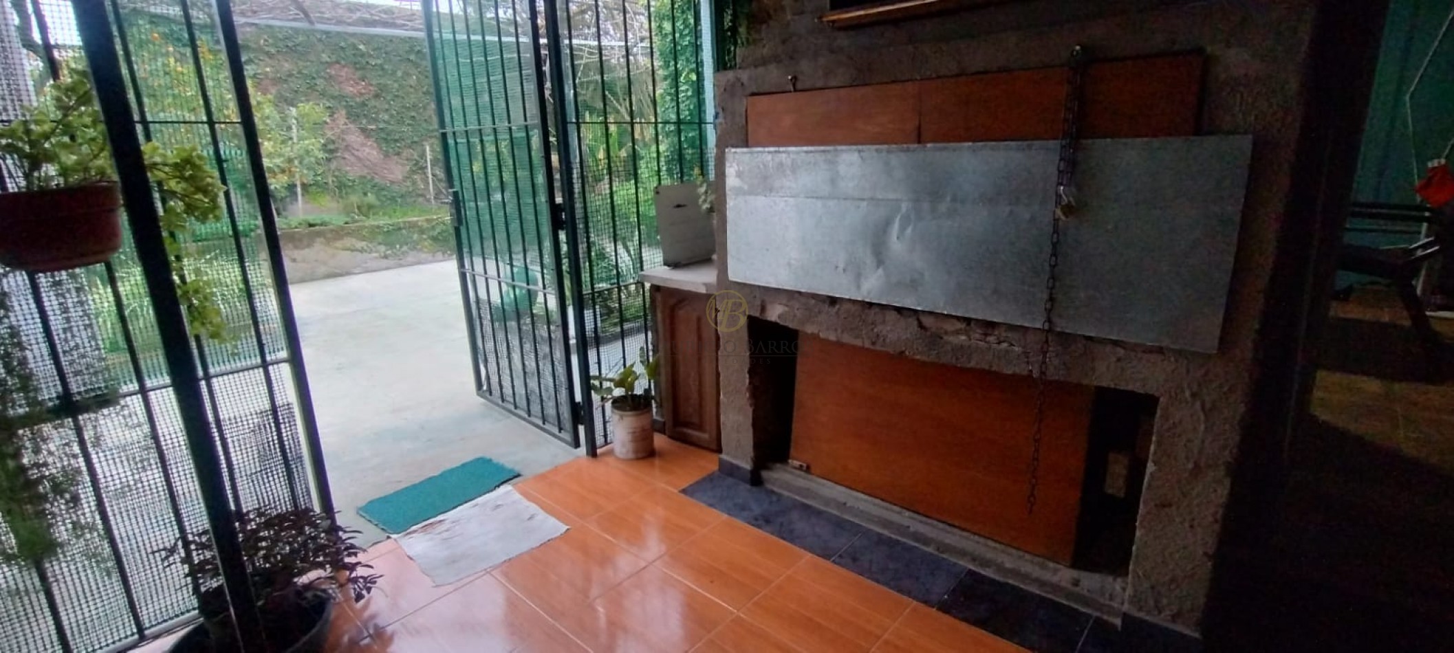 Vivienda familiar con tres dormitorios y patio.