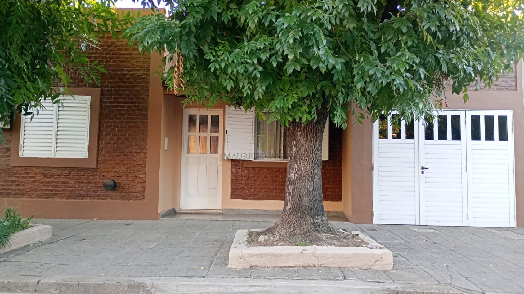 Casa de 2 dormitorios, garaje y quincho.