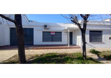 Casa con 3 dormitorios, garaje y patio 