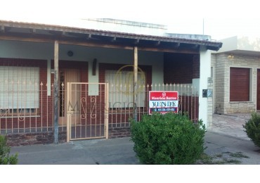 Casa dos dormitorios sobre Avda. Sarmiento