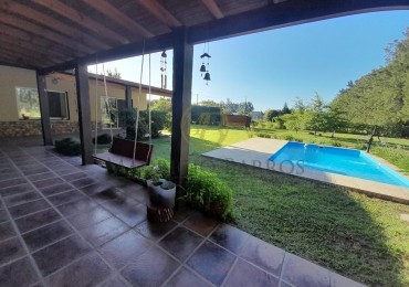 Casa quinta con amplio parque y pileta.