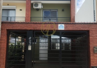 Duplex de dos dormitorios, cochera y patio. Excelente ubicacion y estado.