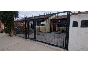 Vivienda familiar con tres dormitorios y patio.