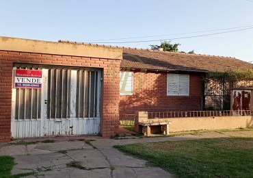 Casa con tres dormitorios, patio y garaje.