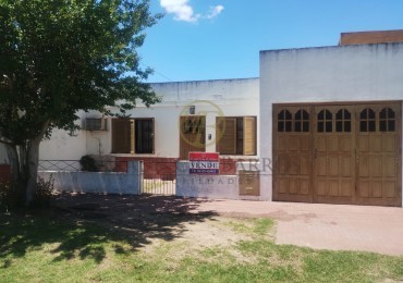 Casa de 3 dormitorios, garaje y patio.