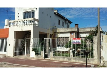 Casa de tres dormitorios con un departamento independiente en planta alta.