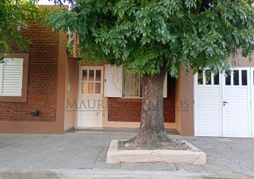 Casa de 2 dormitorios, garaje y quincho.